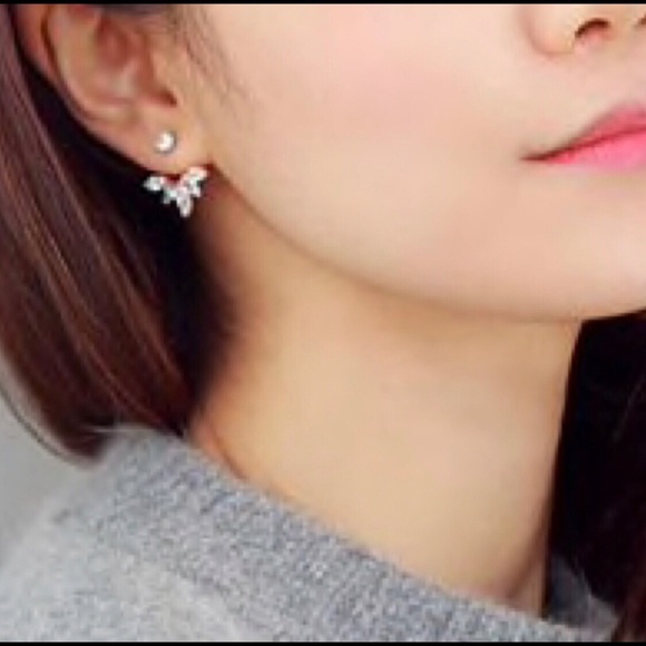 🎈SIMPLY SEXY🎈 Cuff Clip Leaf Earrings! - Picture 4 of 5